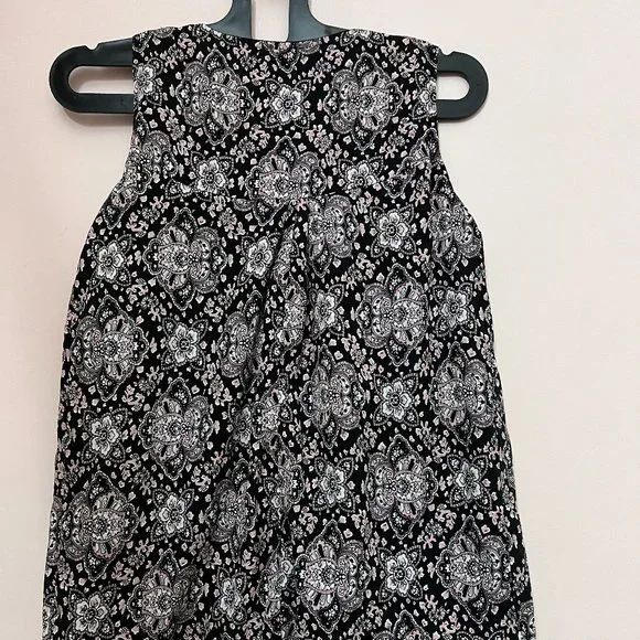 [NWOT] Chic Printed Black Sleeveless Top with attachable sleeves. - Picture 3 of 6